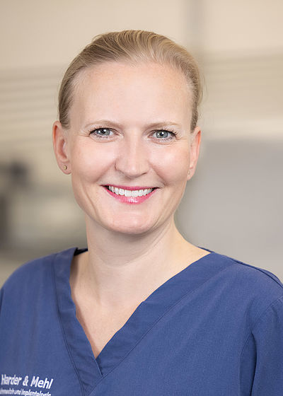 Dr. Julia Basel